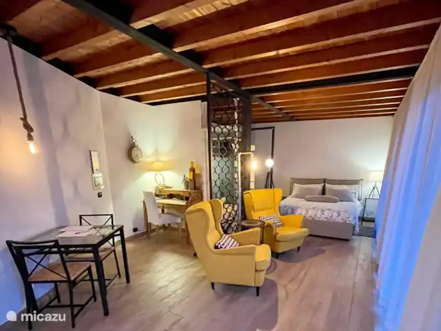 Casa Oliva Nera- Lemon Suite huren in Italië, Sicilië, Acireale - appartement Open space met gele met een smaakvolle, moderne en nieuwe inrichting. Wifi, en airco aanwezig en 1 x schoonmaak per week!