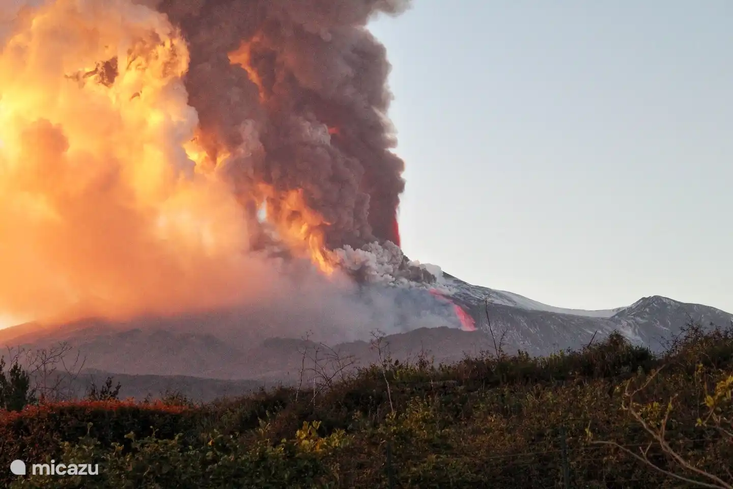Mit Blick auf den Ätna. Ein Muss: Highlight Ihres Urlaubs! Wir haben die Tipps für einen Besuch zu Fuß oder mit dem Jeep.