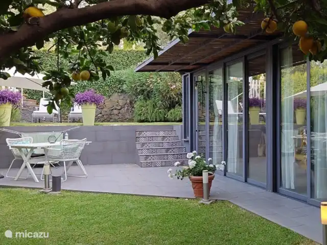 Casa Oliva Nera- Lemon Suite huren in Italië, Sicilië, Acireale - appartement  De Lemon Suite met keuken en privé tuin tussen de citroenen en in de zon, een heerlijke plek om te onthaasten!