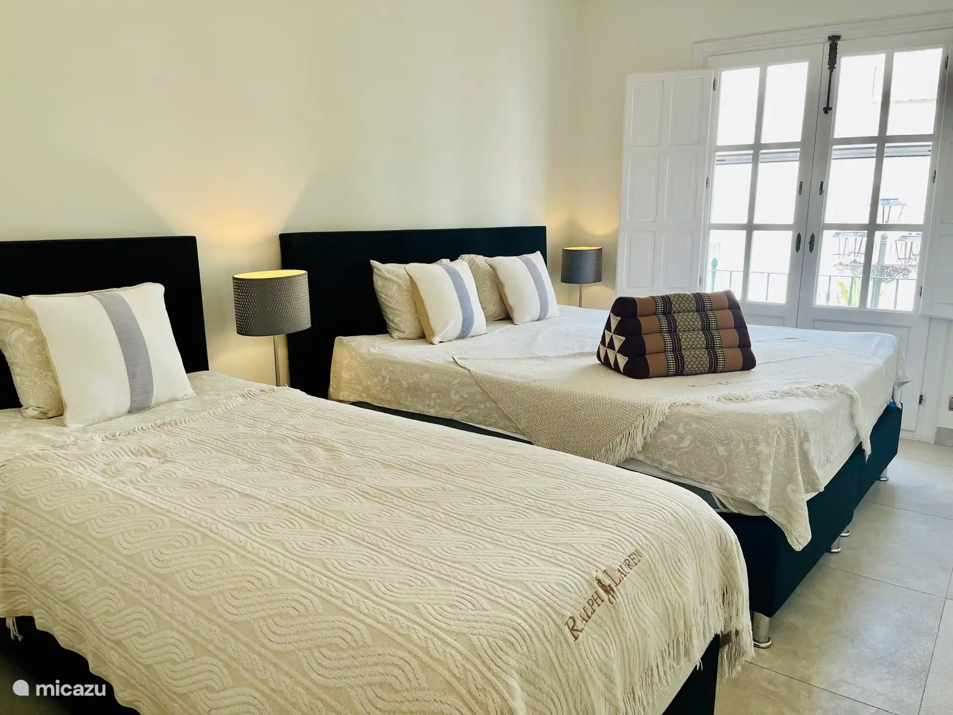 Chambre spacieuse pour trois personnes avec salle de bain et douche, toilettes  