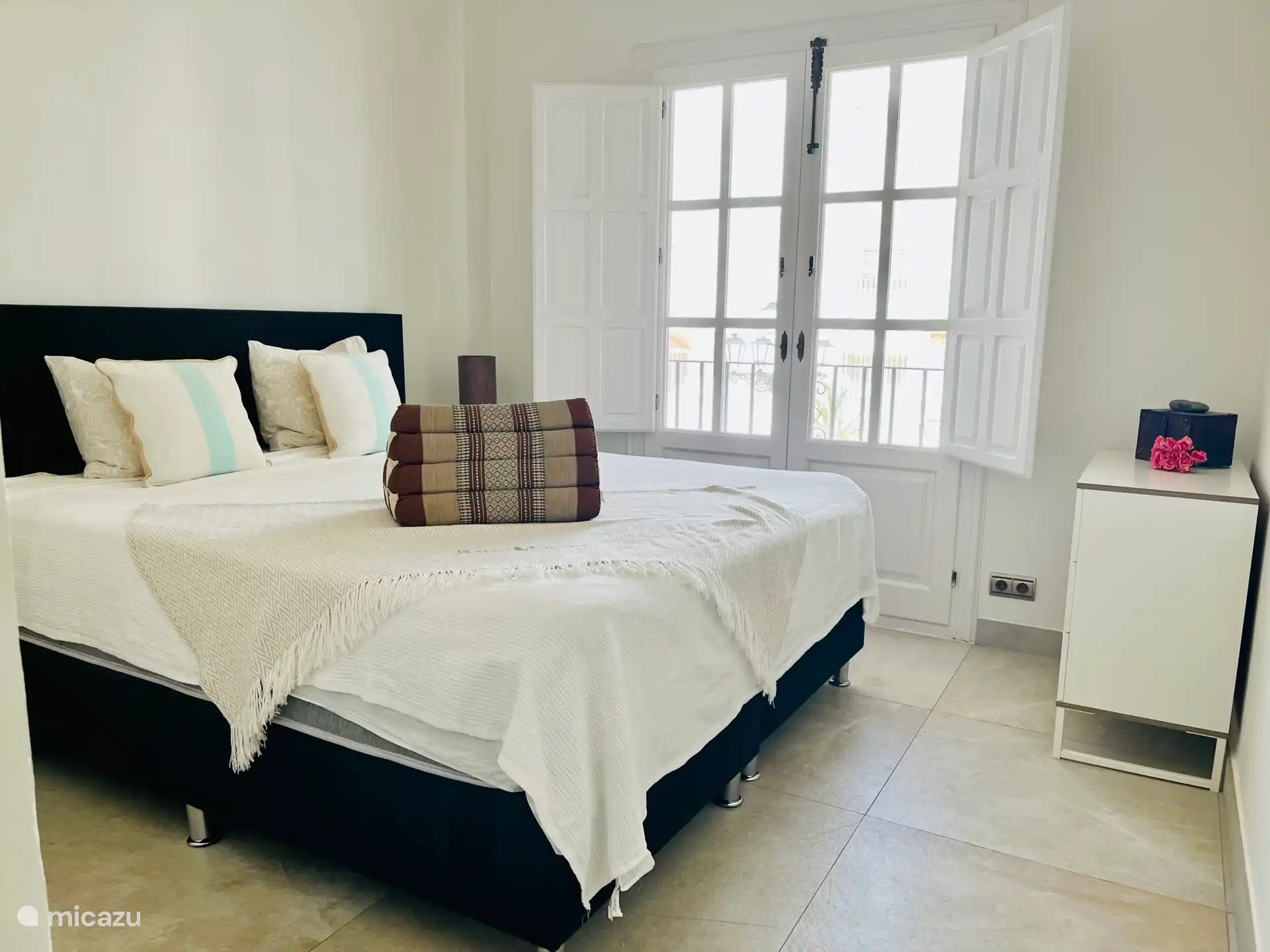 Chambre klaap pour deux personnes avec salle de bain privée avec douche, toilettes. 