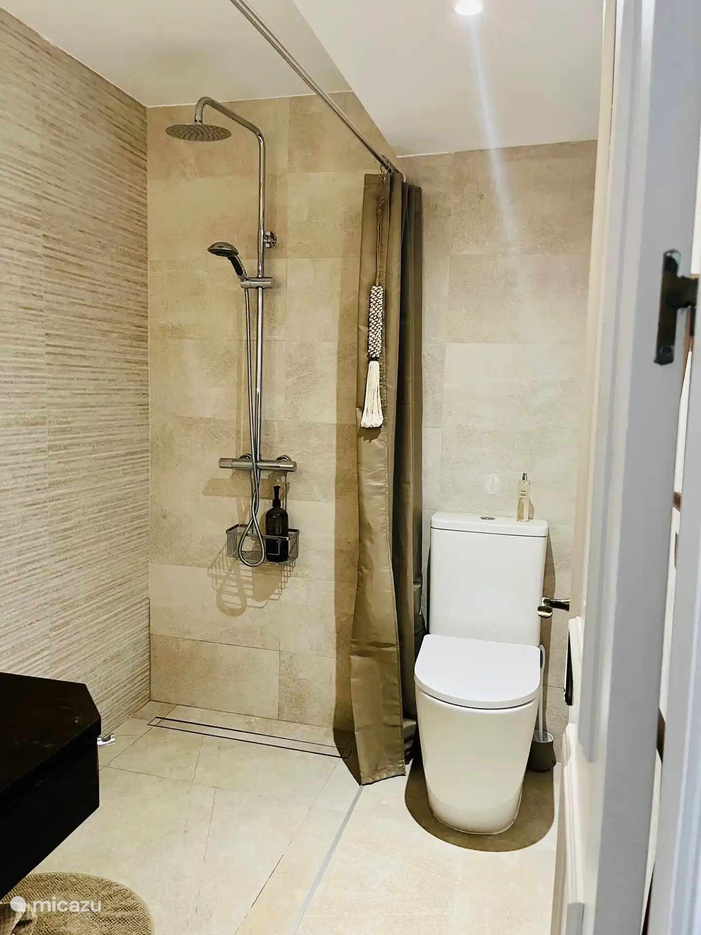 Salle de bain 3 avec chambre double.