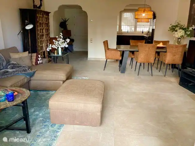 Boutique apt Marbella - Front de mer | Espagne, Costa del Sol, Marbella - appartement Cuisine spacieuse et salon en liaison ouverte avec la terrasse. Smart TV avec chrome cast intégré - cheminée - jeux - livres disponibles