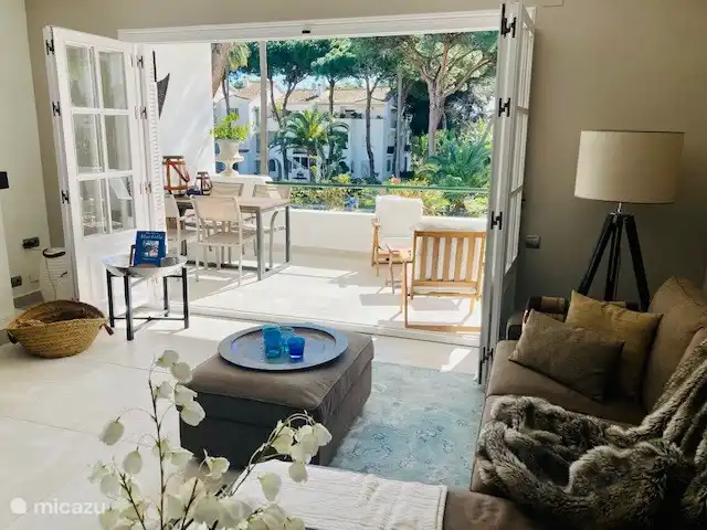Boutique apt Marbella - Front de mer | Espagne, Costa del Sol, Marbella - appartement A mi-chemin du salon débordant sur la terrasse