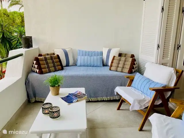 Boutique apt Marbella - Front de mer | Espagne, Costa del Sol, Marbella - appartement Lit de repos et asseyez-vous sur la terrasse exposée sud. En hiver, le soleil est agréable et frais en été.