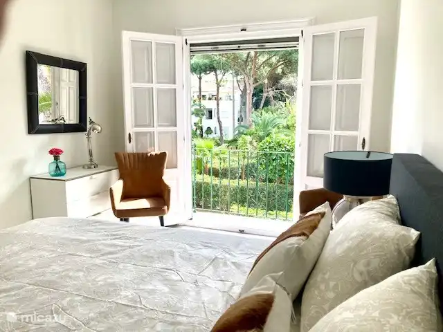 Boutique apt Marbella - Front de mer | Espagne, Costa del Sol, Marbella - appartement Vue de la chambre principale sur le jardin et la piscine