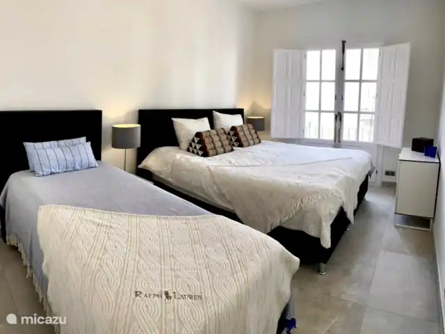 Boutique apt Marbella - Front de mer | Espagne, Costa del Sol, Marbella - appartement Chambre 3 personnes avec un lit double et un lit simple