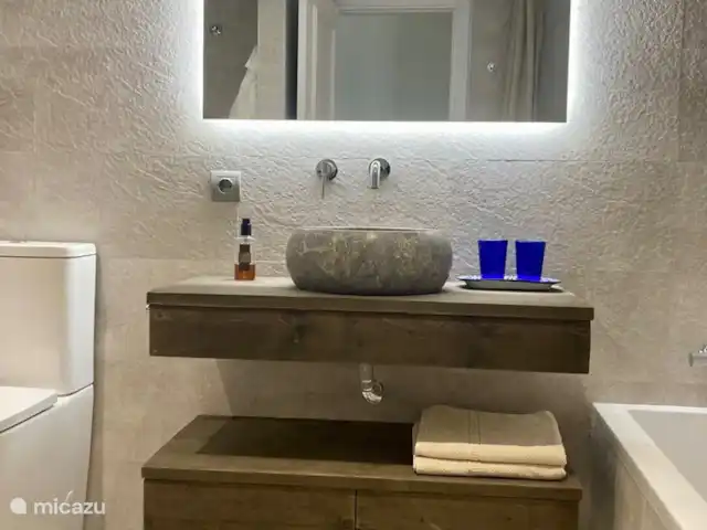 Boutique apt Marbella - Front de mer | Espagne, Costa del Sol, Marbella - appartement Salle de bain spacieuse dans une chambre triple avec salle de bain avec baignoire/douche - WC et meuble de toilette avec tiroirs.