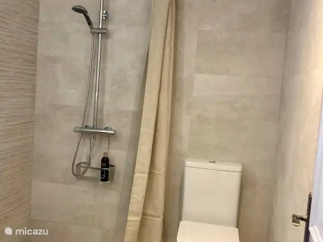 Boutique apt Marbella - Front de mer | Espagne, Costa del Sol, Marbella - appartement Salle de bain dans la chambre double avec douche à l'italienne - WC - meuble de salle de bain.