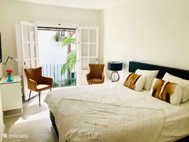 Boutique apt Marbella - Front de mer | Espagne, Costa del Sol, Marbella - appartement Chambre principale très spacieuse avec salle de bain privée de luxe et vue sur le jardin et la piscine. Matelas hollandais.