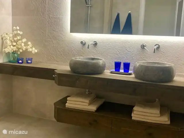 Boutique apt Marbella - Front de mer | Espagne, Costa del Sol, Marbella - appartement La salle de bain principale est vraiment spacieuse avec : double vasque - toilettes - douche à l'italienne