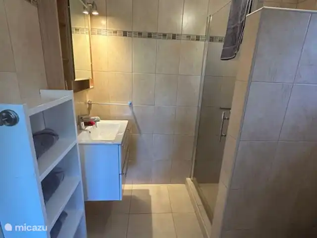 Villa Rayo di Solo con vista al mar en Curazao, Bandabou (oeste), Fontein - villa Baño principal