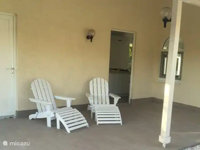 Location de Vacances Aruba, Nord, Sabana Liber, villa - Aruba Villa Floride Devant de la villa et entrée latérale avec 2 belles chaises. Idéal pour se détendre le matin.