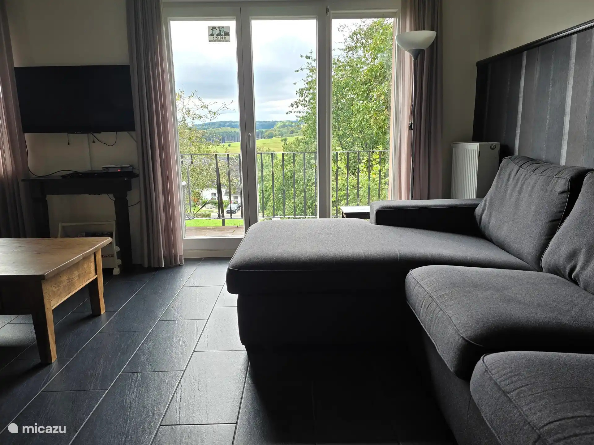 Sala de estar con sof&#225; lounge