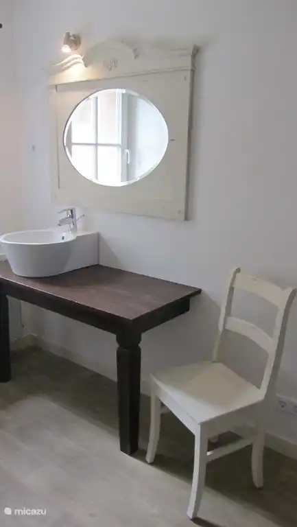lavabo con agua corriente fr&#237;a y caliente en cada dormitorio