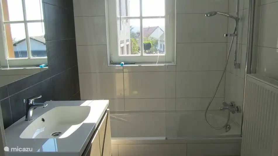 cuarto de ba&#241;o con ba&#241;era y WC