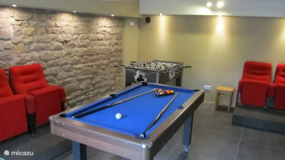 varios juegos que incluyen futbol&#237;n y billar