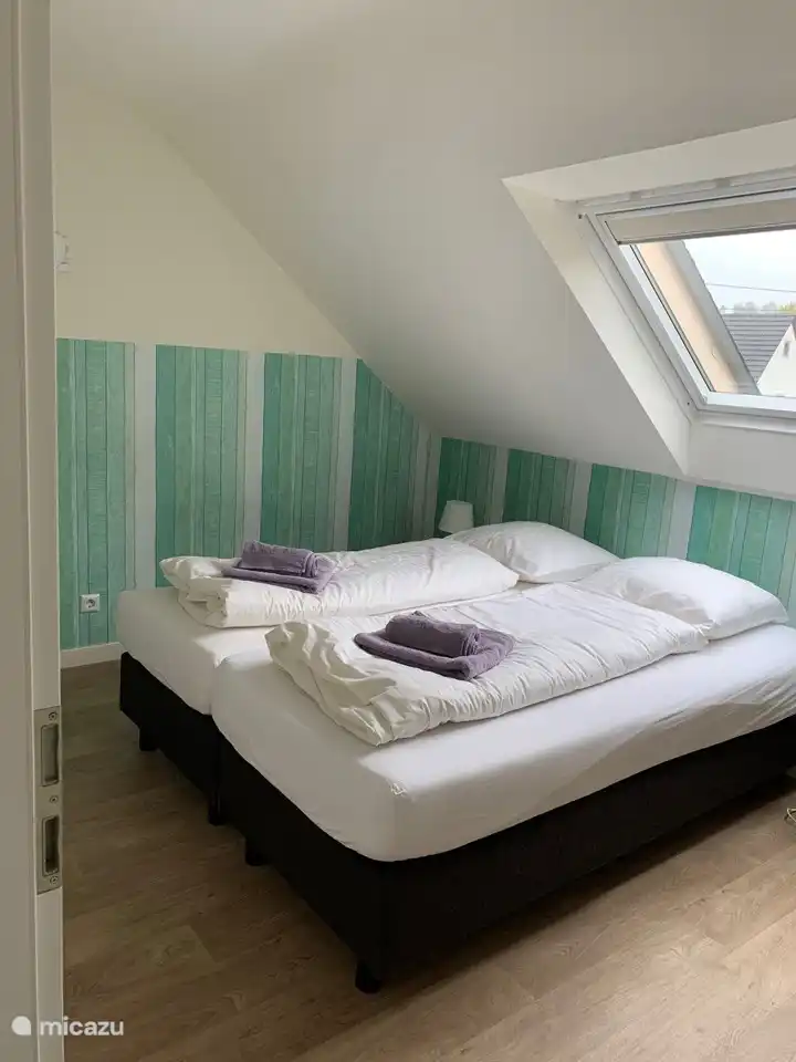 dormitorio con dos sommiers individuales