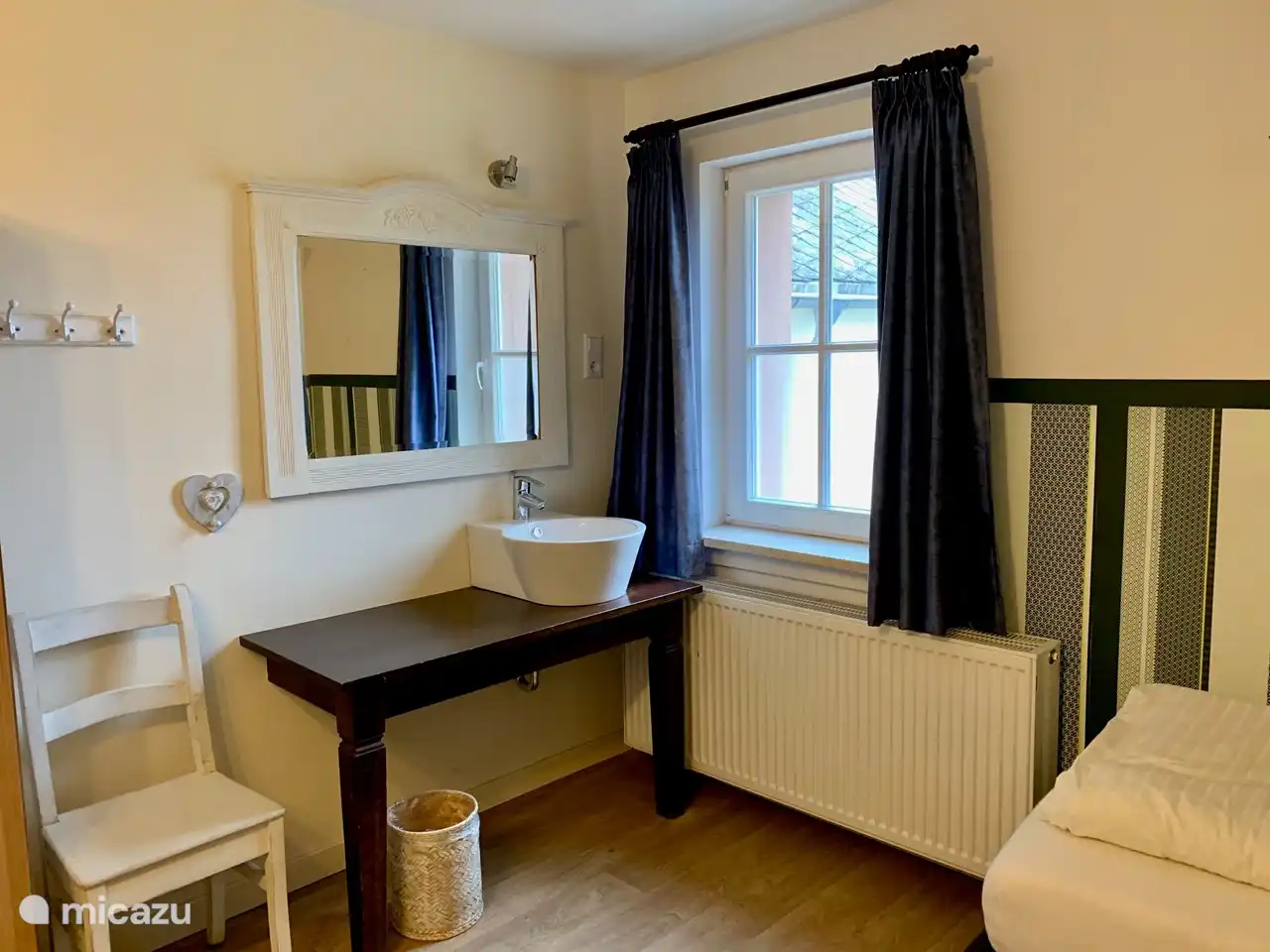 dormitorio con cuatro sommiers individuales