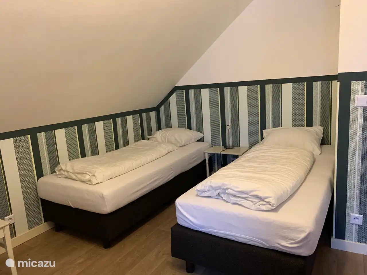 dormitorio con cuatro sommiers individuales