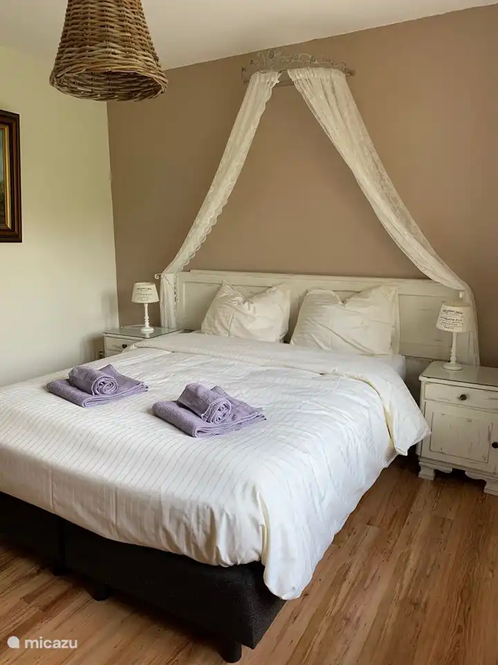 dormitorio principal con ba&#241;o privado y cama doble