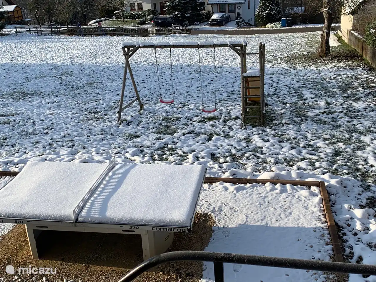Tenis de mesa en el prado detr&#225;s de la casa