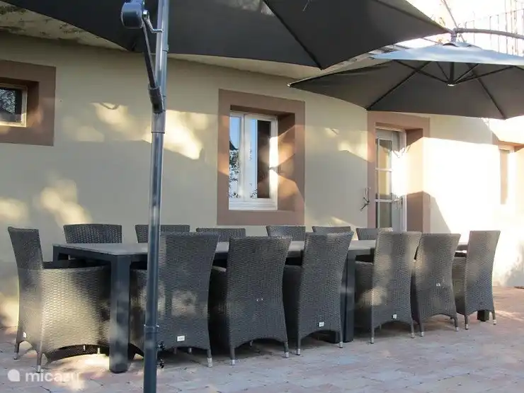 terraza con suficiente espacio para relajarse con 14 personas