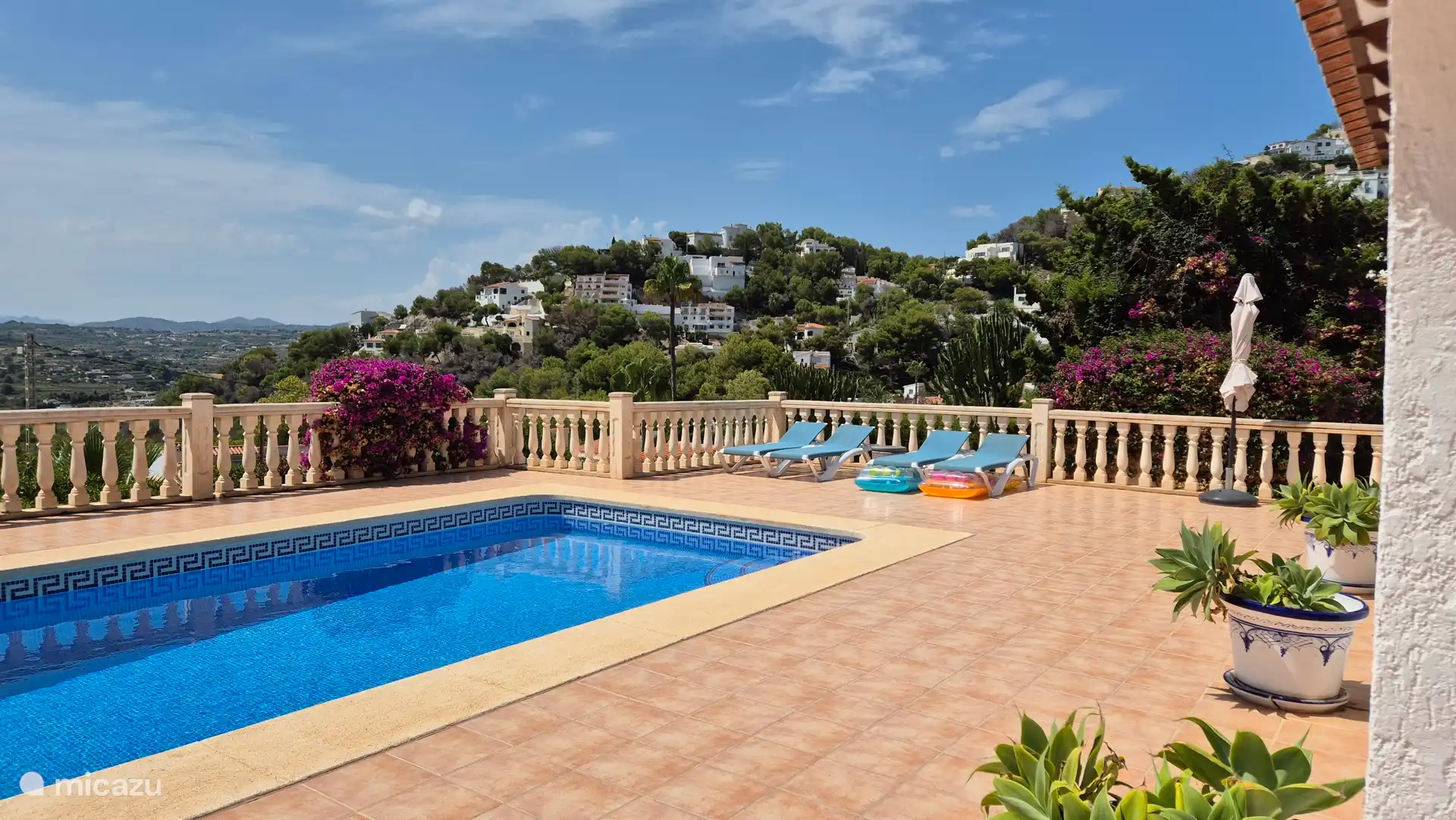 Schwimmbad mit Terrasse