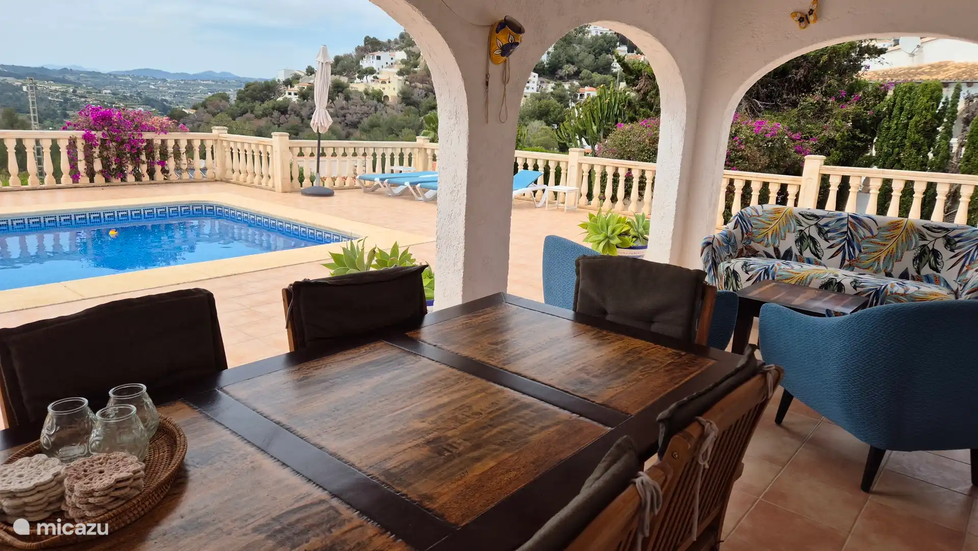 Schwimmbad mit Terrasse