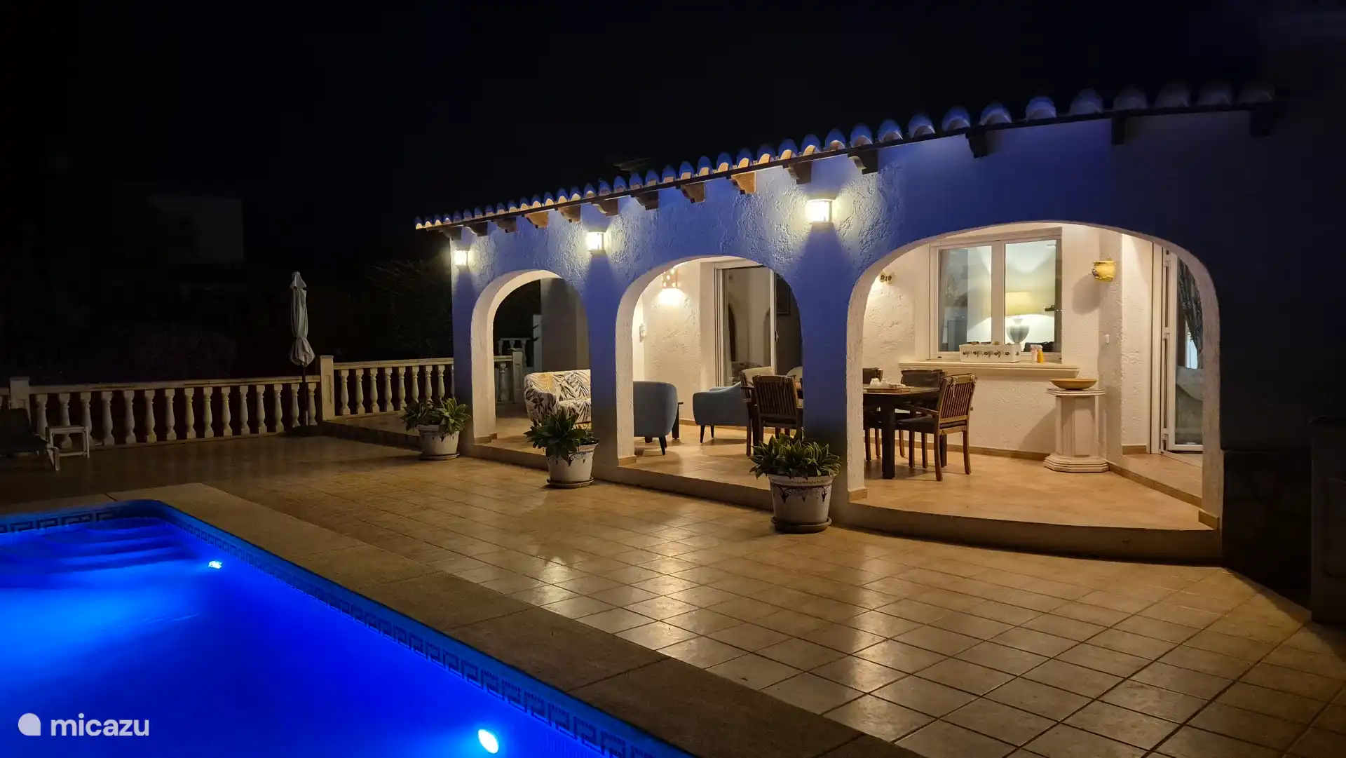 Terrasse mit Schwimmbad