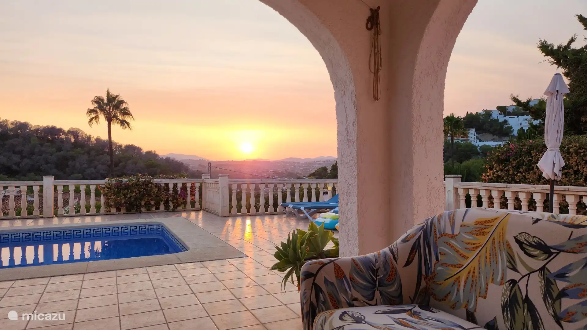 Schwimmbad mit Terrasse