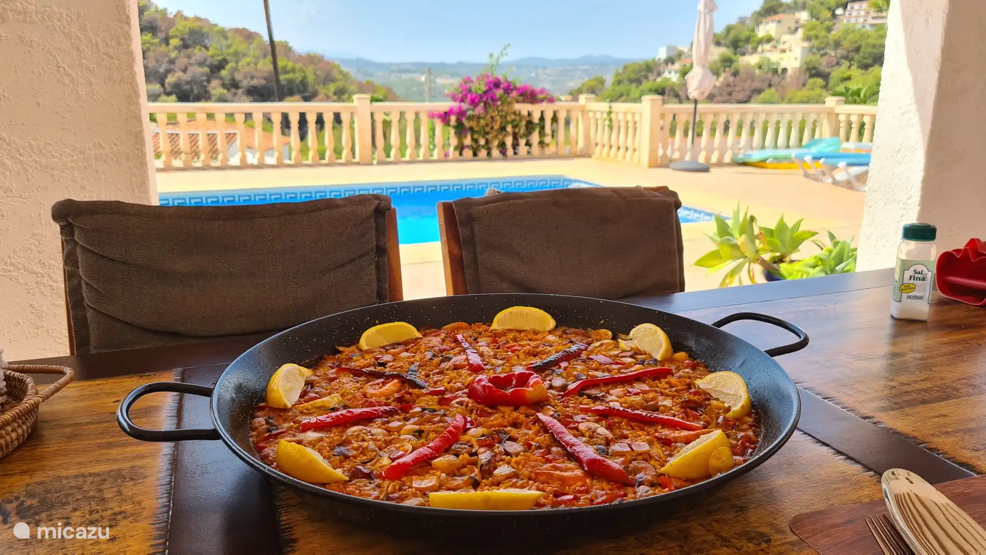 Terrasse mit Schwimmbad