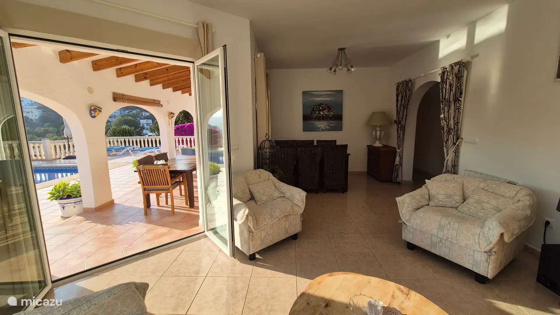 Wohnzimmer mit Blick auf Pool und Terrasse