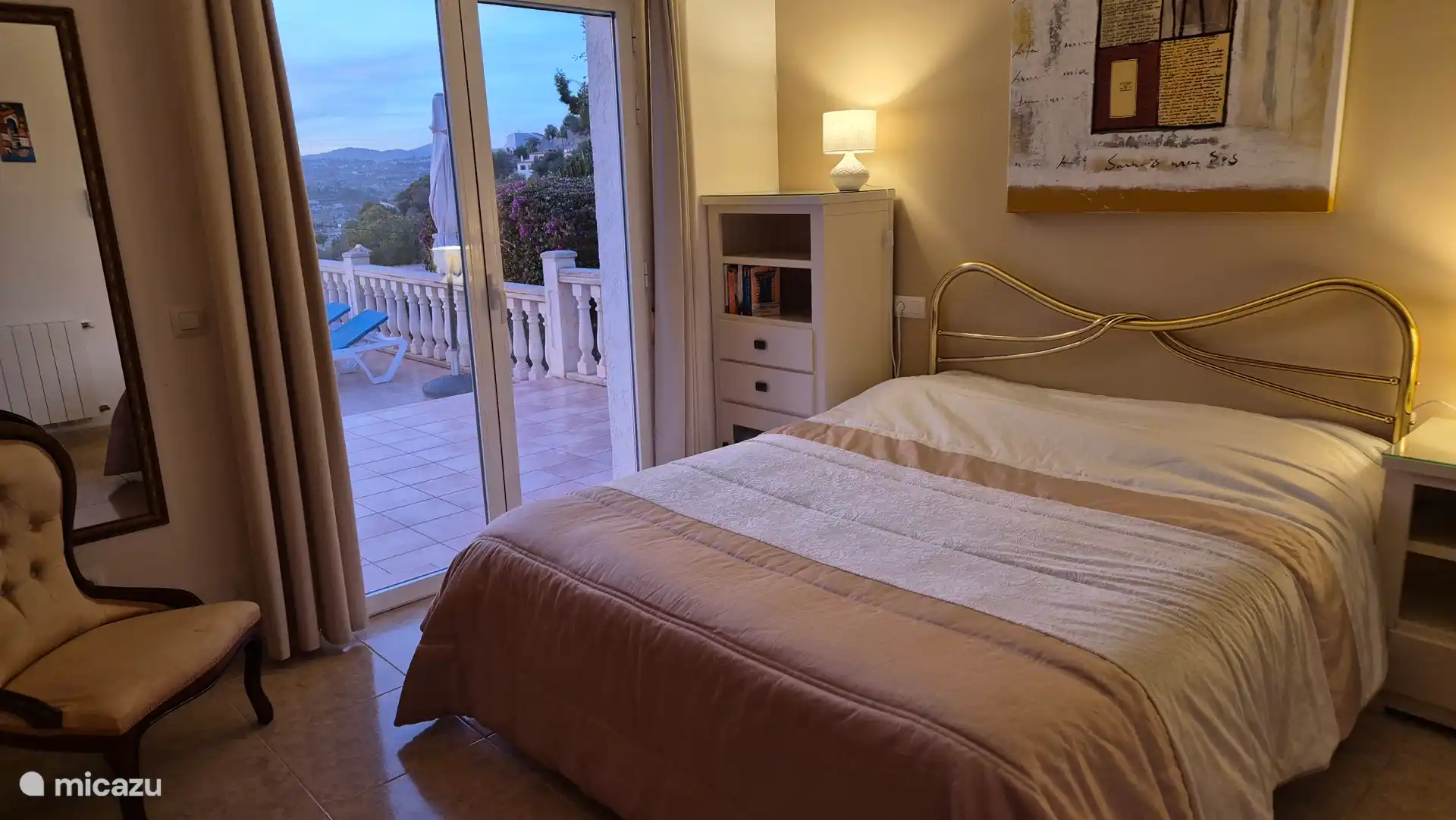 Schlafzimmer 1 (Poolseite)