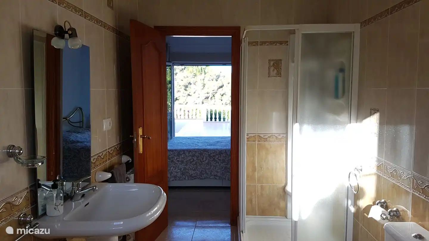 Ensuite-Bad mit Schlafzimmer 1 (Poolseite)