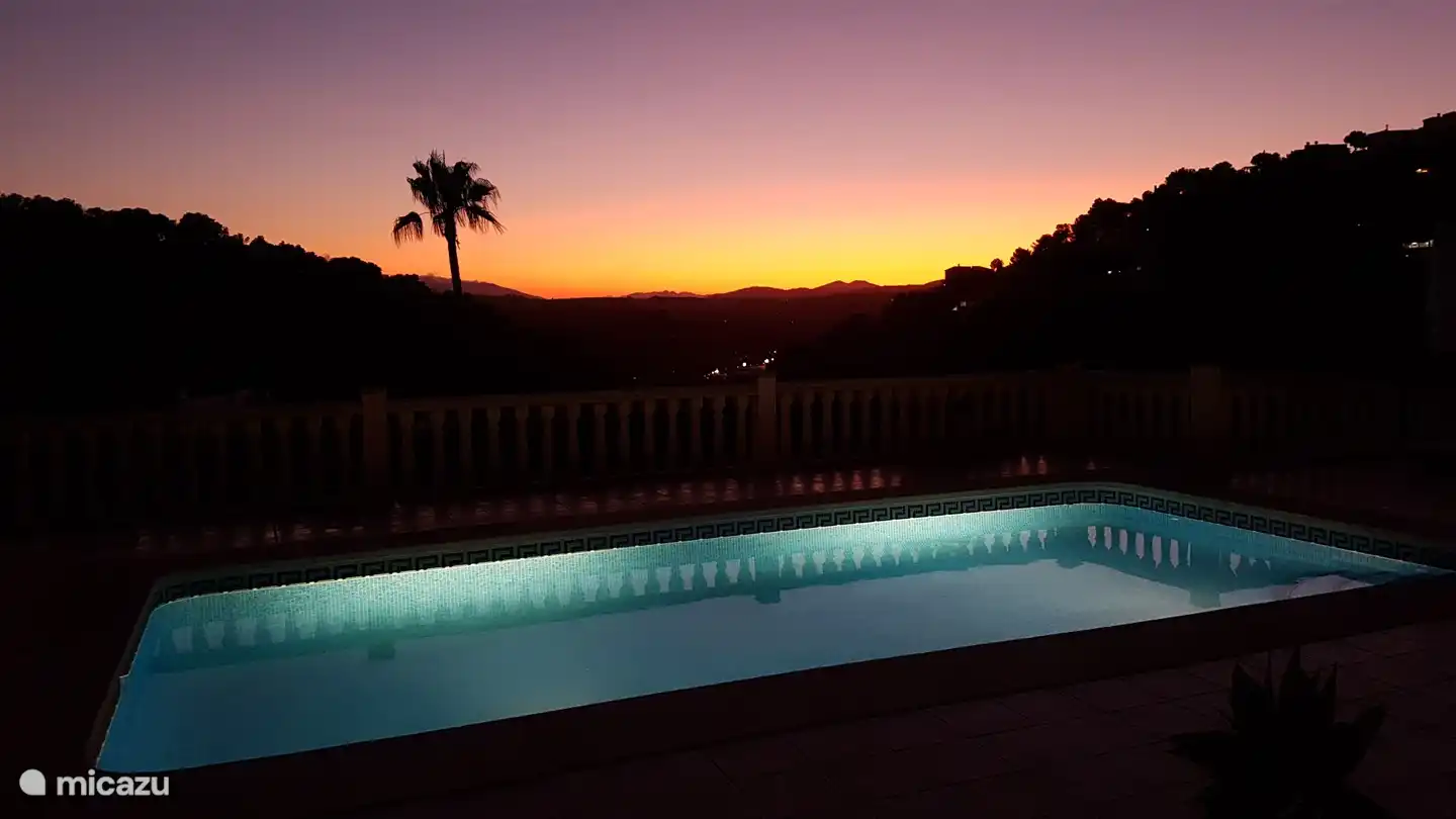 Schwimmbecken bei Sonnenuntergang