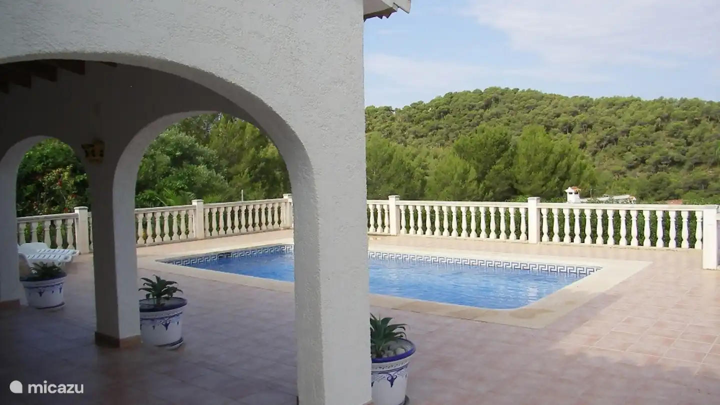 Schwimmbad mit Terrasse