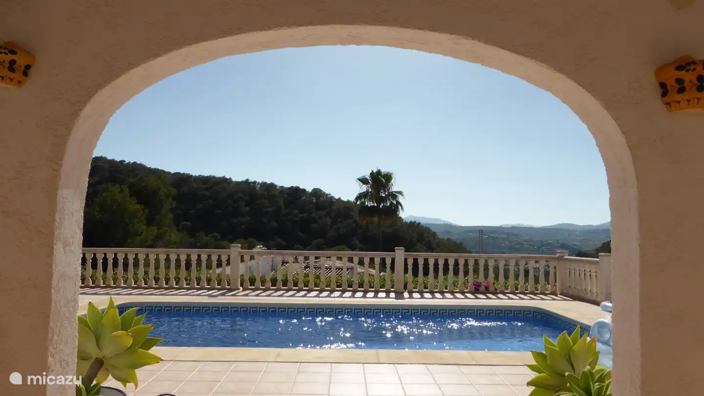 Schwimmbad mit Terrasse