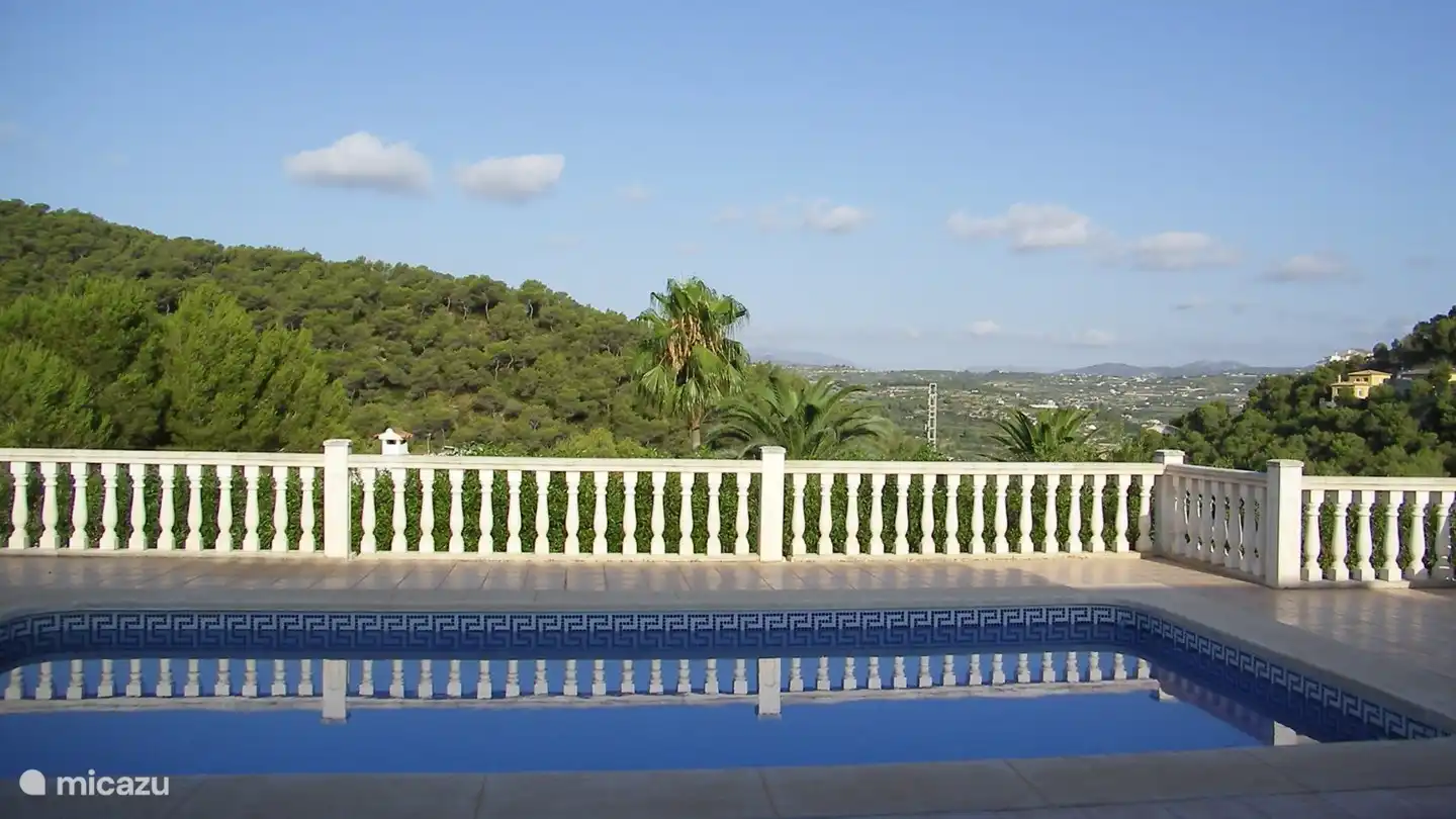 Schwimmbad mit Terrasse