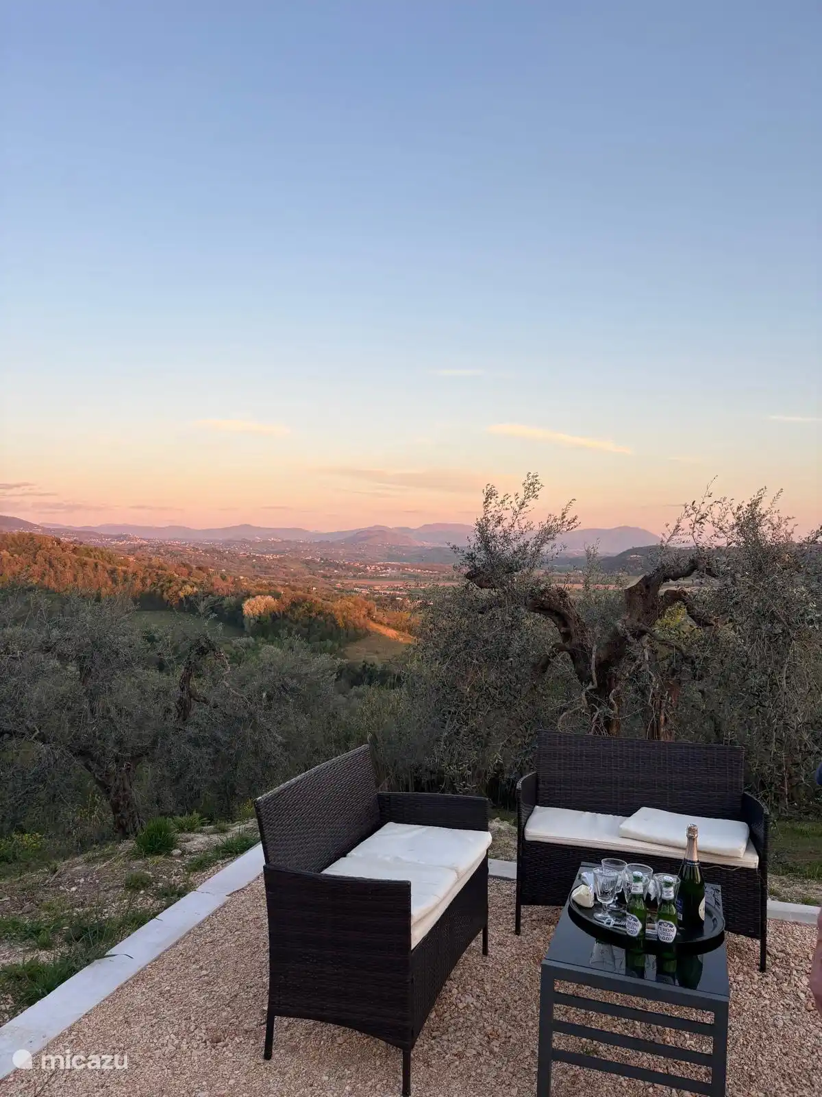 Happy-Hour-Ecke bei Sonnenuntergang 