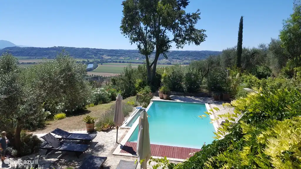 Vista desde la casa y la piscina.