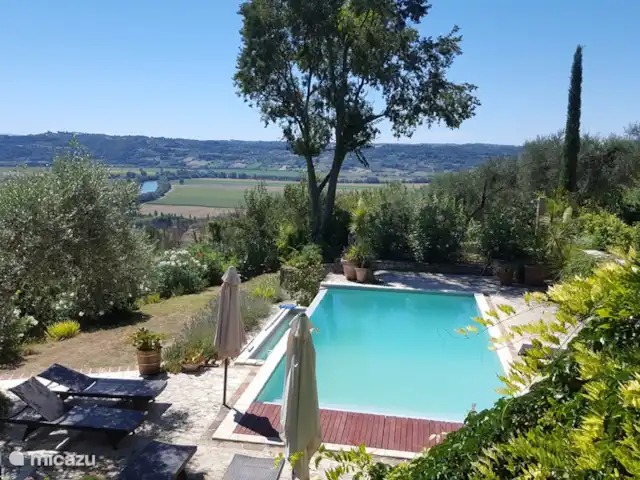 Villa Bellavista en Italia, Lacio, Stimigliano - casa vacacional Vista desde la casa y la piscina.