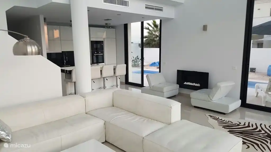 Luxus-Wohnzimmer mit hohen Decken und einem Sat-TV und WLAN