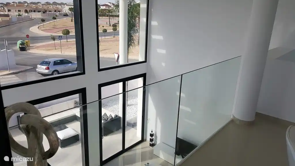 Wohnzimmer mit hoher Decke und Dachboden mit herrlichem Blick