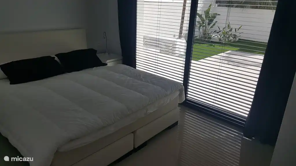 1 Schlafzimmer im Erdgeschoss mit guten Boxspringbetten von 160 x 200 cm und Kleiderschrank