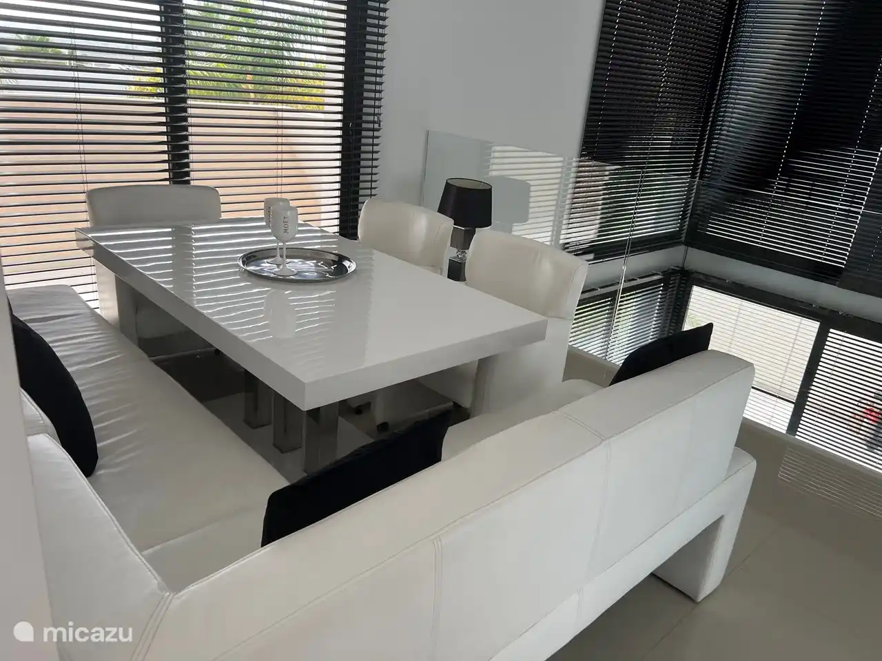 Loft im ersten Stock mit Wohn- und Essbereich