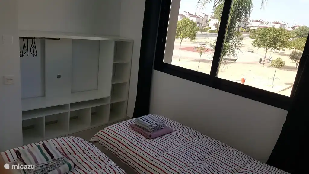 1 Schlafzimmer im Obergeschoss mit 2 Einzel Boxspringbetten von 90 x 200 cm und Kleiderschrank