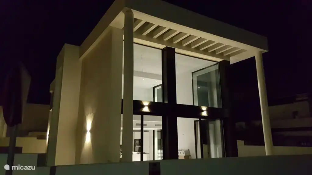 Am Abend ist wunderschön beleuchtet Hause