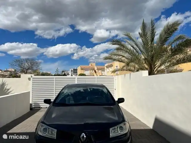 private Einfahrt mit elektrischem Tor