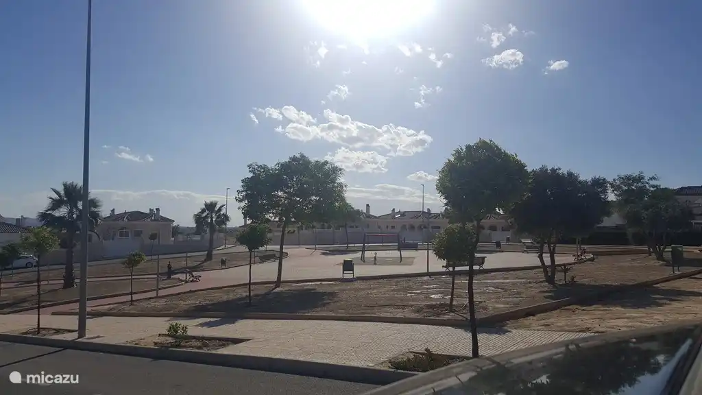 ein kleiner Park vor dem Haus